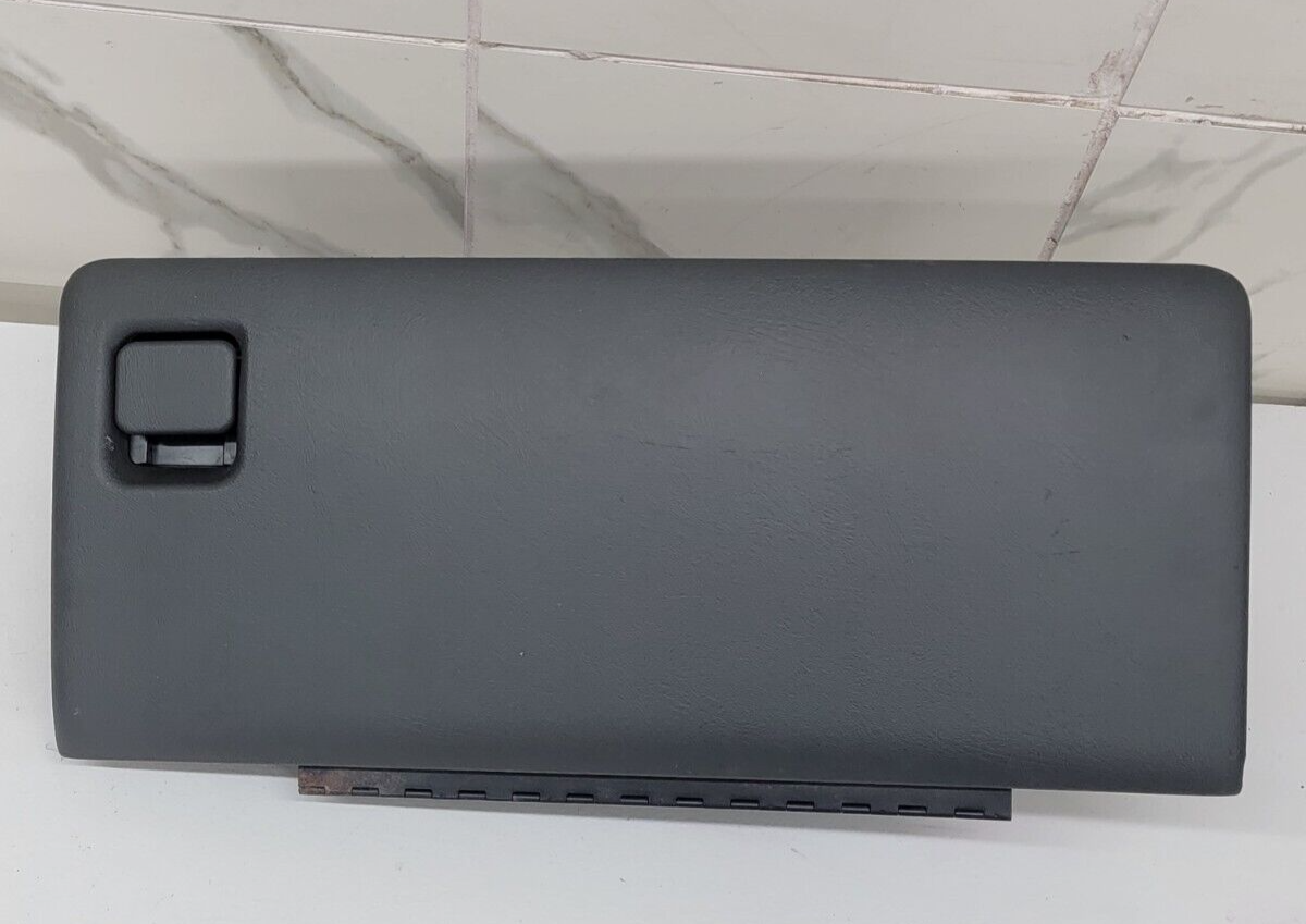 02-06 CADILLAC ESCALADE GLOVE BOX GLOVEBOX DASH STORAGE COMPARTMENT OE GRAY G9