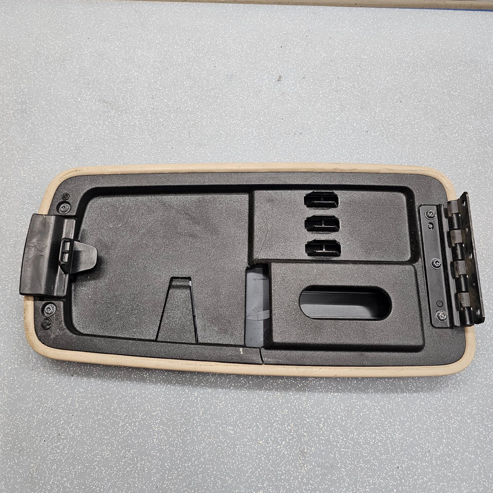 05-09 EQUINOX TORRENT Front Floor Center Console Lid Armrest Top Pad Storage Tan