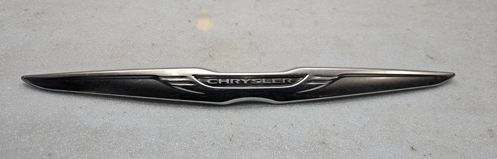 11-14 CHRYSLER 200 REAR TRUNK DECK DOOR EMBLEM BADGE LID NAMEPLATE LOGO MOLDING