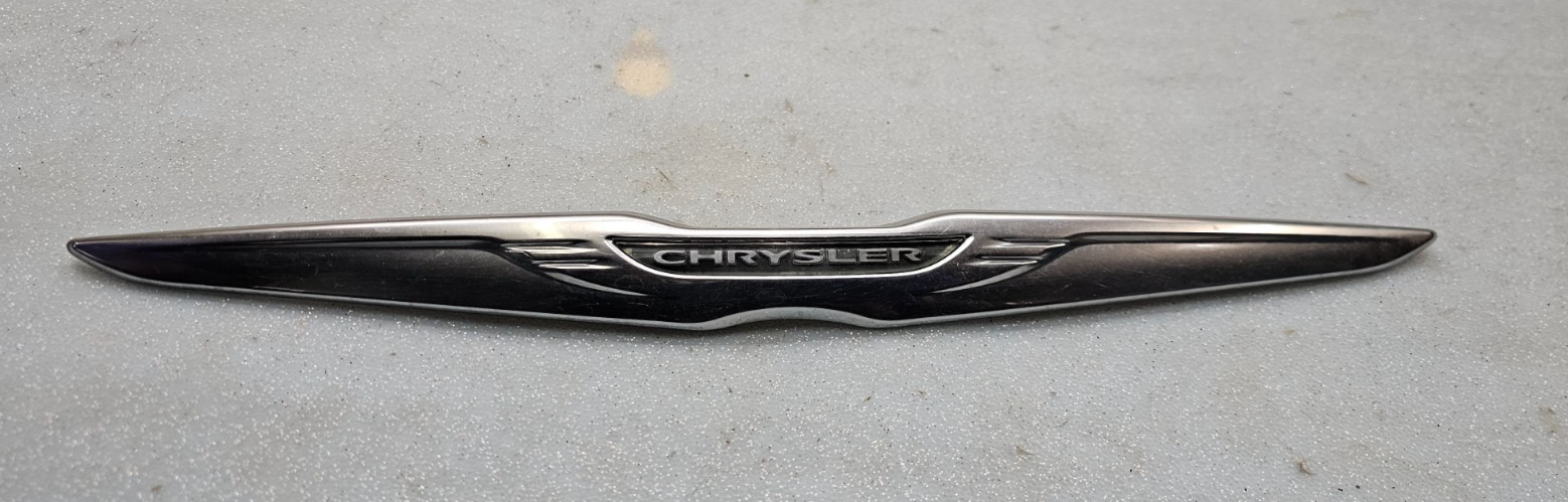 11-14 CHRYSLER 200 REAR TRUNK DECK DOOR EMBLEM BADGE LID NAMEPLATE LOGO MOLDING