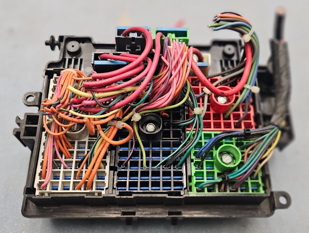 🔥03-05 Silverado Sierra Suburban PICKUP Engine Fuse Engine Wiring Harness Box