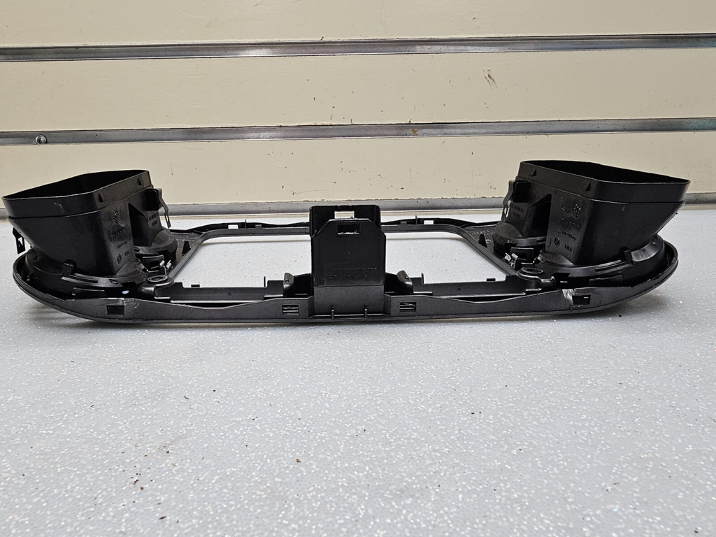 09-11 VW TIGUAN CENTER DASH RADIO SURROUND BEZEL TRIM PANEL CLIMATE CONTROL GRAY