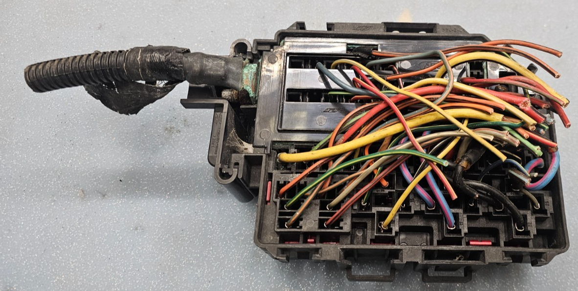 🔥97-98 Ford F250 F350 Fuse Box Junction Relay Block Integrated Power Module BCM
