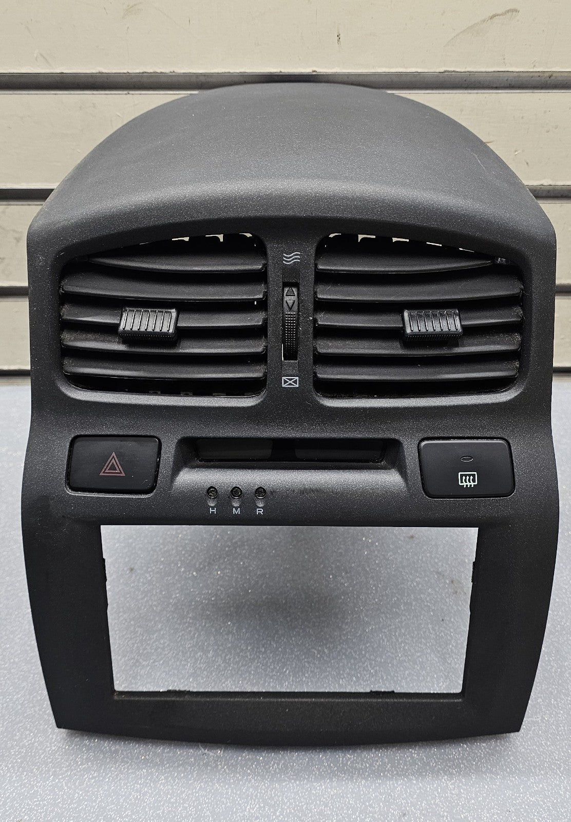 🔥01-06 HYUNDAI SANTA FE OEM BLACK CENTER DASH RADIO HEAT AC VENT TRIM BEZEL