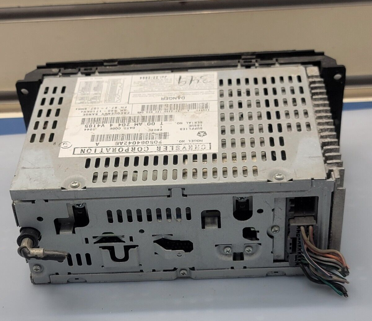 02-07 Dodge Caravan Jeep Chrysler Raz Radio CD Player & Cassette Tape AM FM