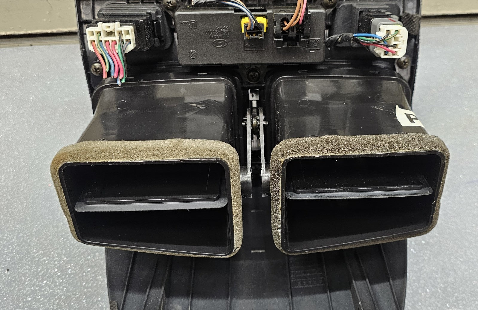 🔥01-06 HYUNDAI SANTA FE OEM BLACK CENTER DASH RADIO HEAT AC VENT TRIM BEZEL