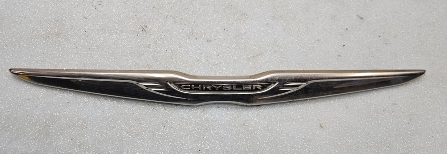 11-14 CHRYSLER 200 REAR TRUNK DECK DOOR EMBLEM BADGE LID NAMEPLATE LOGO MOLDING
