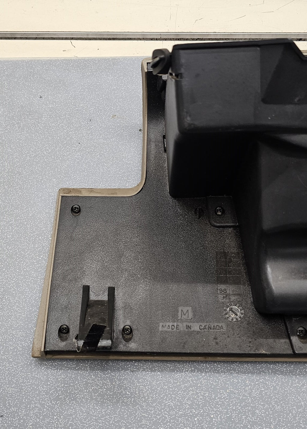 95-99 CHEVY GMC TRUCK SILVERADOC/K Glove Box Storage Compartment Assembly TAN G2