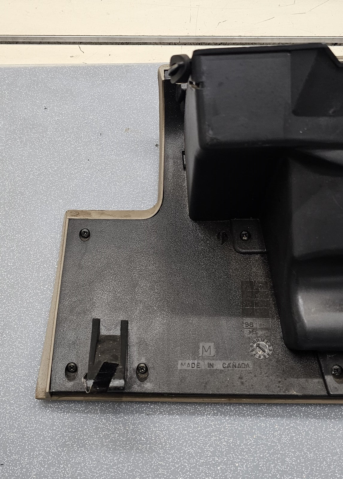 95-99 CHEVY GMC TRUCK SILVERADOC/K Glove Box Storage Compartment Assembly TAN G2