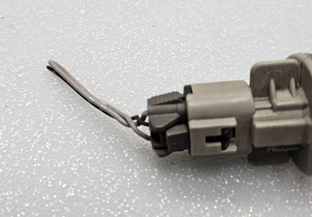 08-13 Nissan Rogue 99-04 Infiniti Turn Signal Light Bulb Socket Corner Flasher