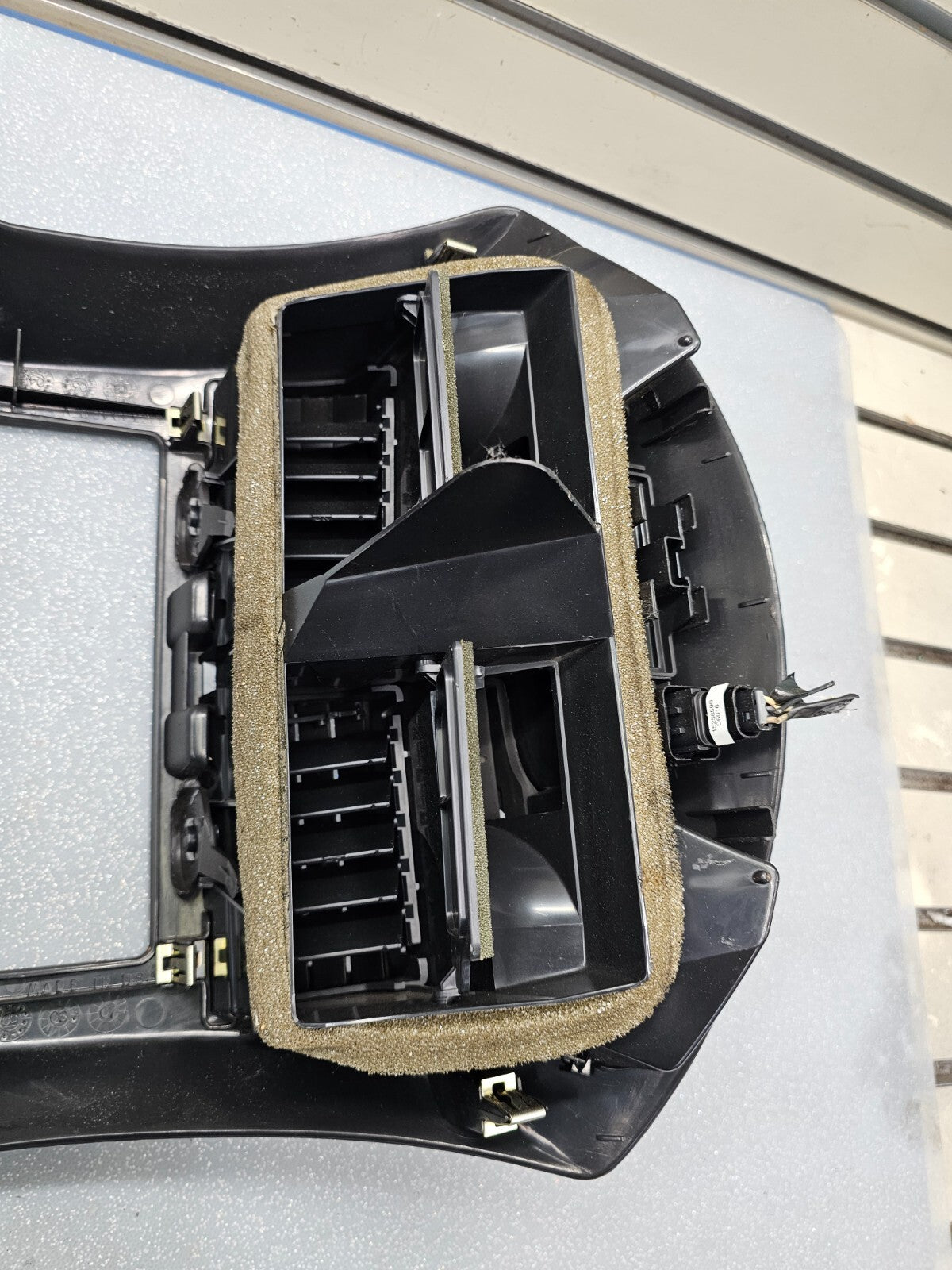 🔥04-07 Chevrolet MALIBU Dash Center RADIO BEZEL Climate Air Vents Trim BLACK B7