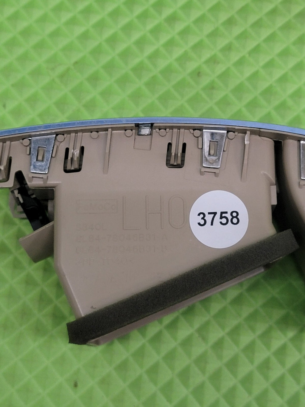 🔥2008-2012 Ford Escape Driver Left Front Air Dash Vent TAN VT9