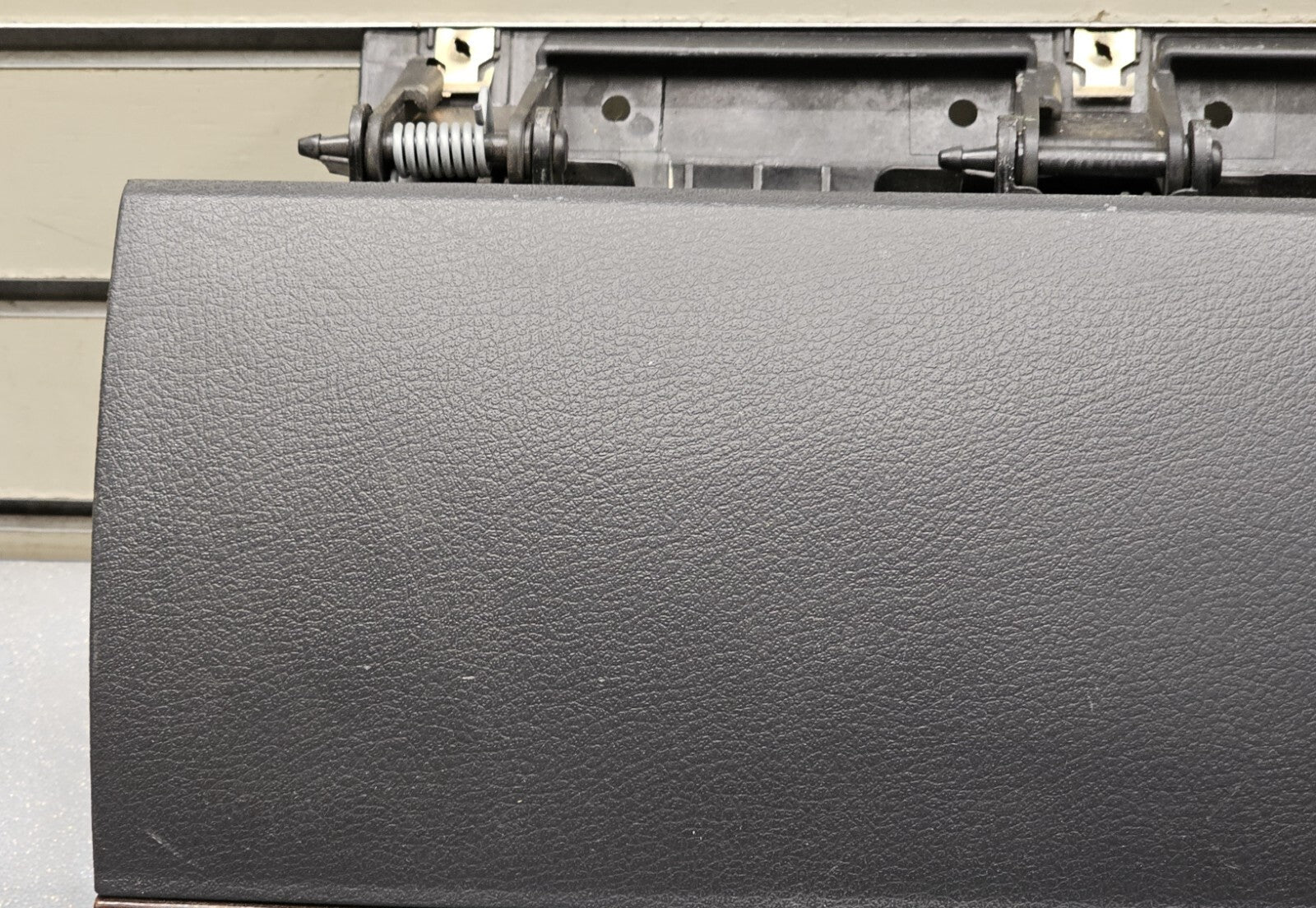 🔥08-10 Chrysler Town Country Upper Glove Box Dash Storage Door Lid Compartment
