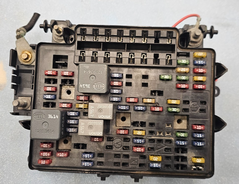 🔥99-02 Sierra Silverado Fuse Box Relay Unit Integrated Power Module Block