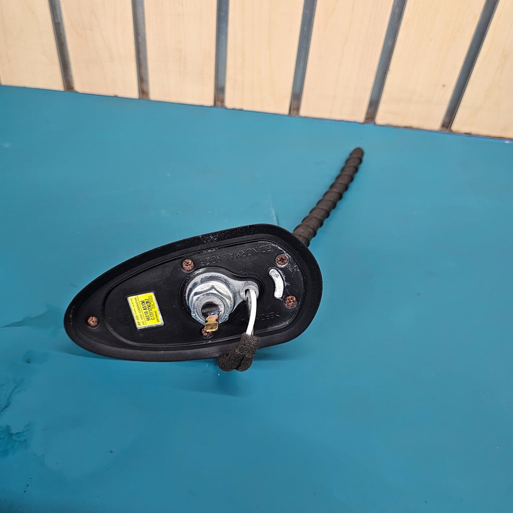 08-12 Hyundai Elantra Touring Roof Mounted Radio Hatchback Stubby FM Antenna XM