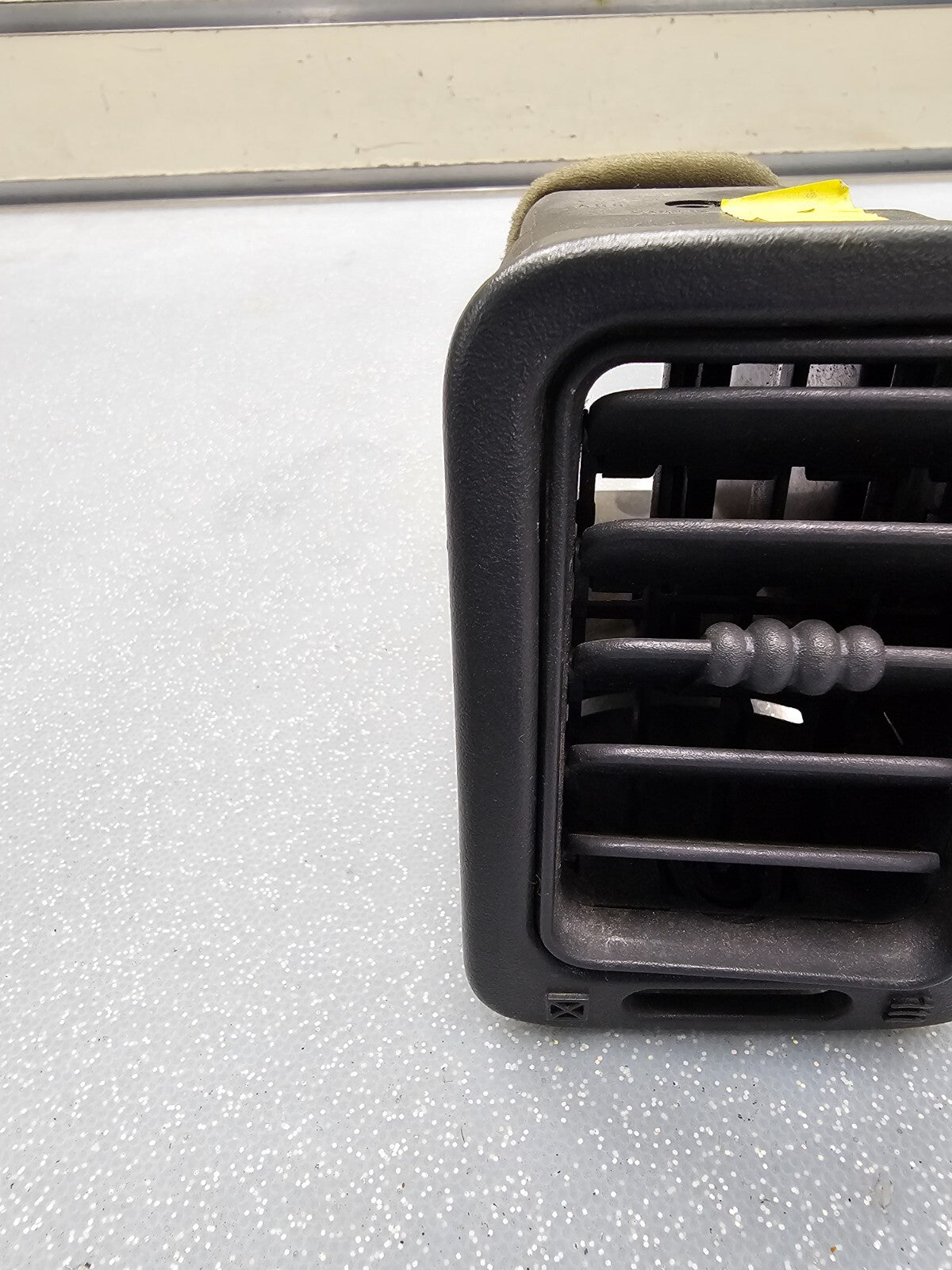99-06 Silverado ESCALADE Dash A/C Heater AIR VENT Passenger Right GRAPHITE VT11