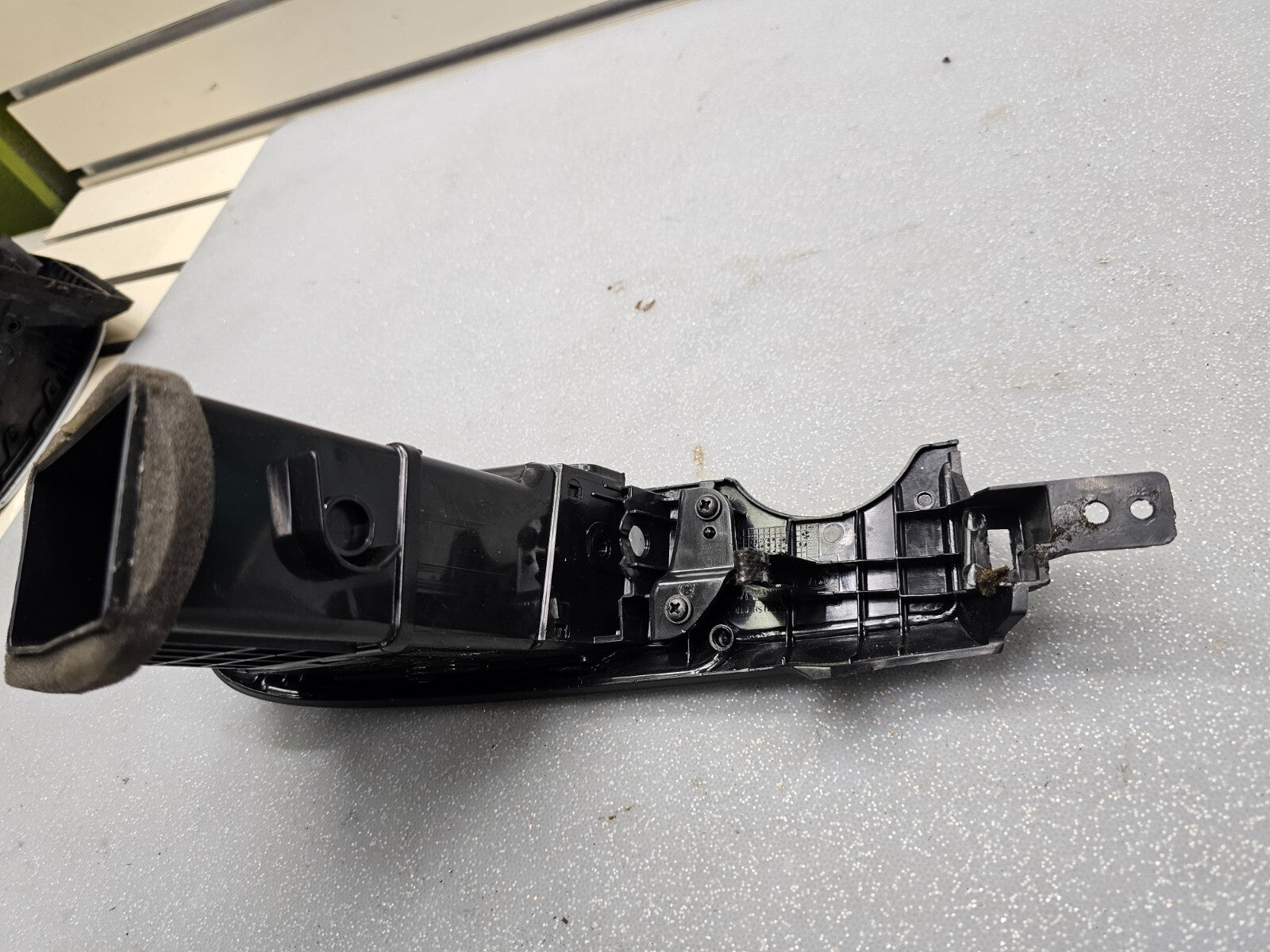 06-12 Kia Sedona Carnival Front Right Passenger Dash AC Air Vent Assembly Black
