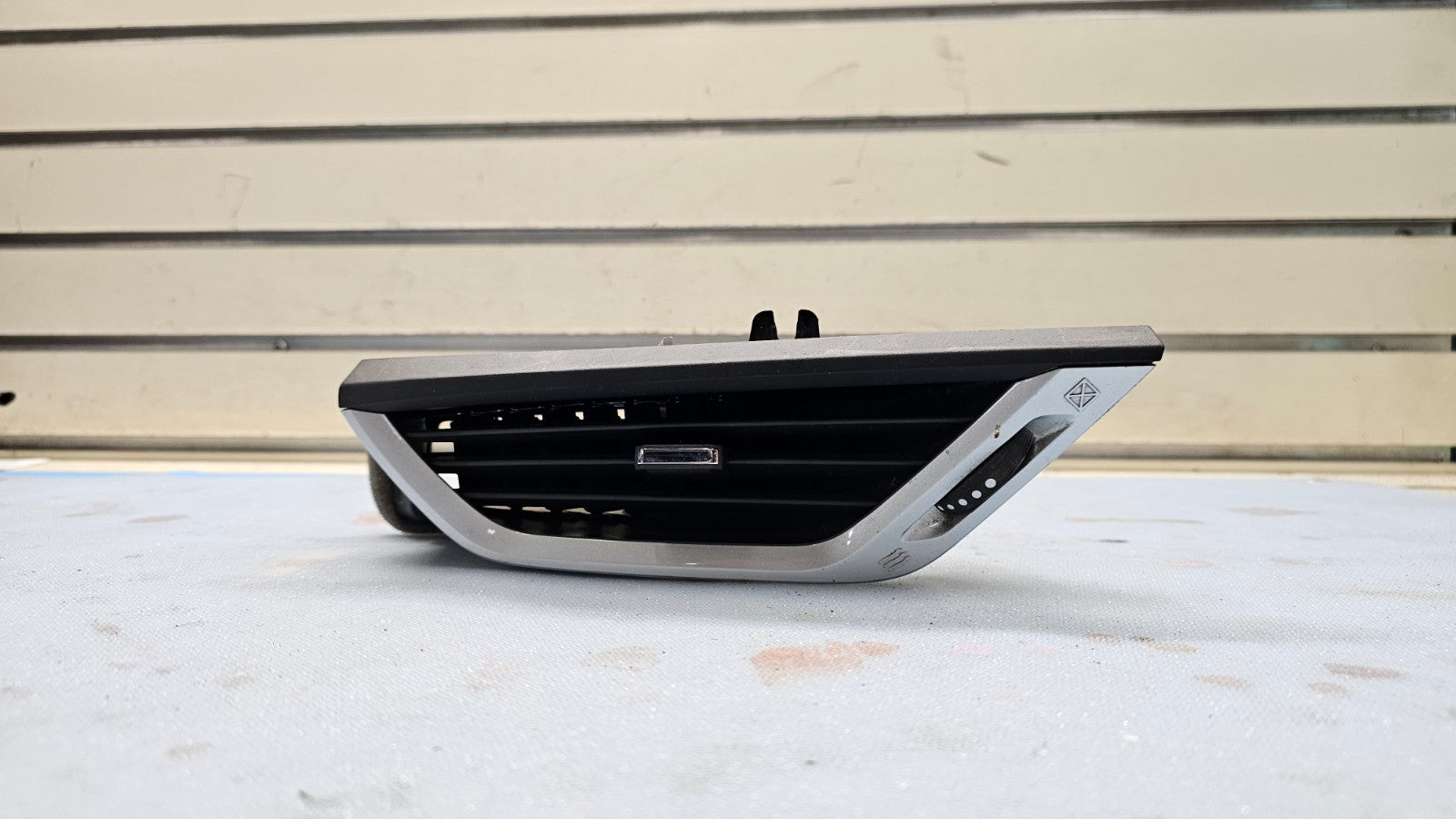 🔥08-12 Chevy MALIBU Center Dash Radio Bezel Panel UPPER A/C Vent Trim SILVER B8