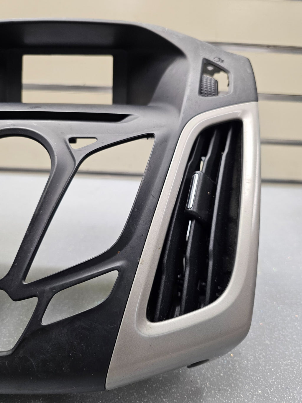 🔥12-14 FORD FOCUS CENTER DASH RADIO DISPLAY PANEL SUUROUND BEZEL TRIM SILVER