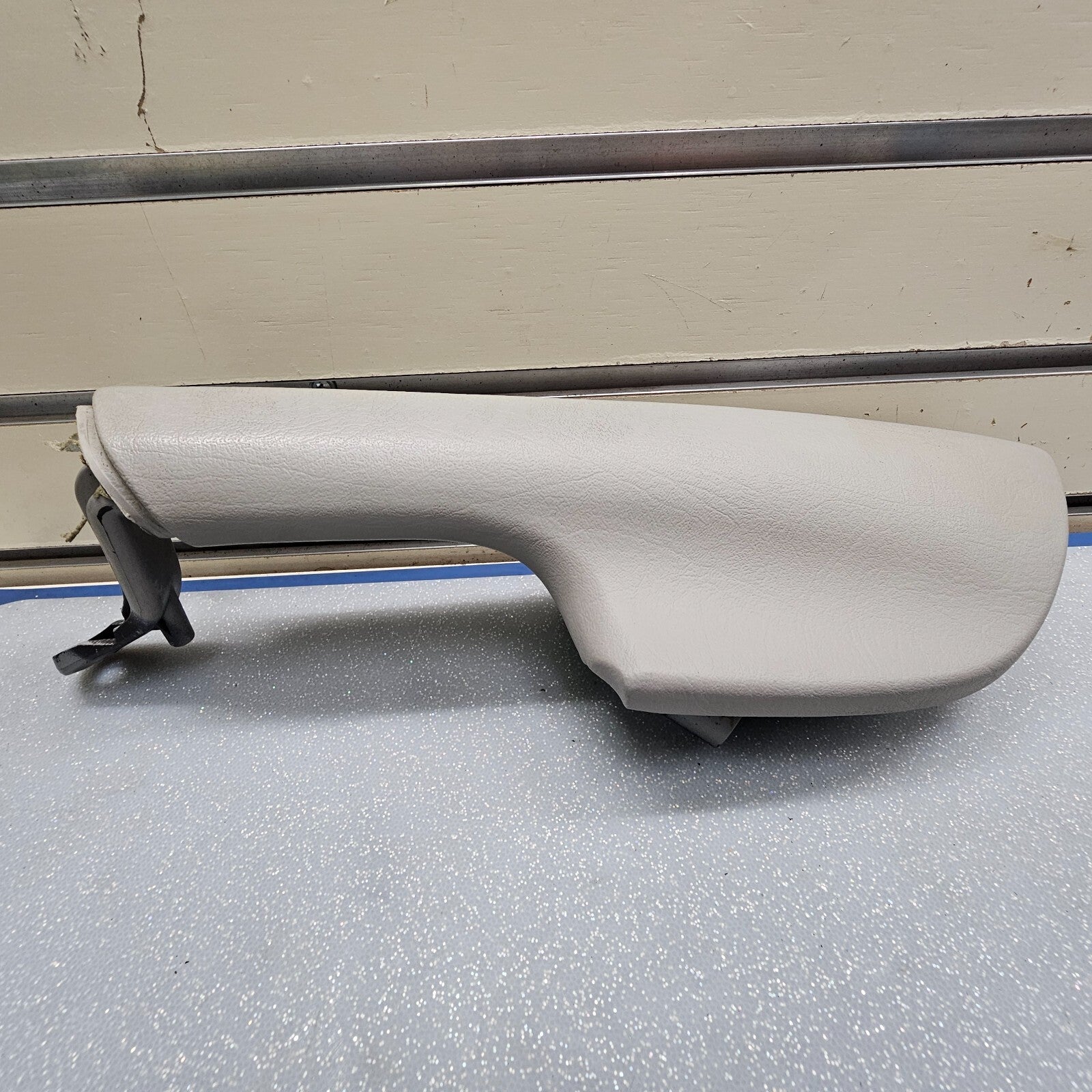 02-09 TRAILBLAZER Door Panel ARMREST Pull Handle RIGHT Passenger Light GRAY H4