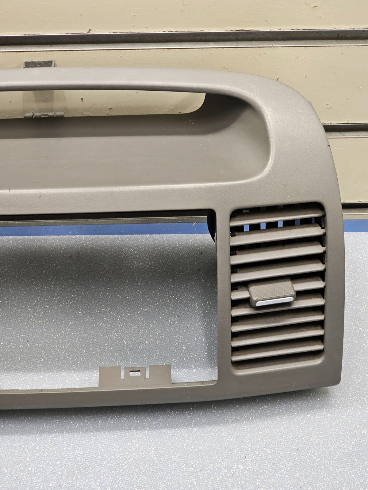 02-06 Toyota CAMRY Center Dash AM FM RADIO STEREO BEZEL Trim Panel Assembly Tan