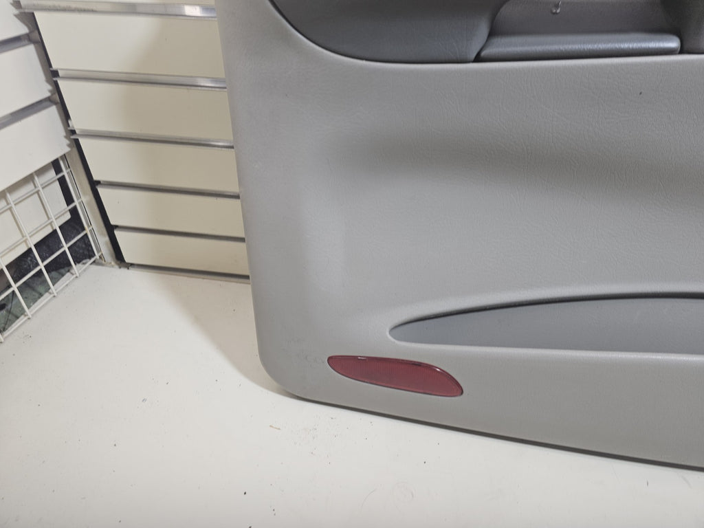 🔥02-09 CHEVY TRAILBLAZER Door Panel  Front LEFT Driver Arm Rest LIGHT GRAY D8