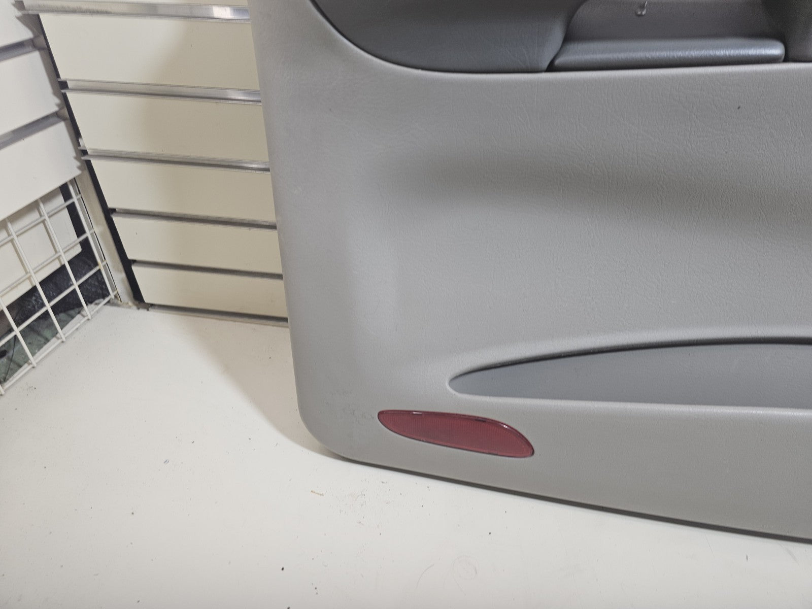 🔥02-09 CHEVY TRAILBLAZER Door Panel  Front LEFT Driver Arm Rest LIGHT GRAY D8