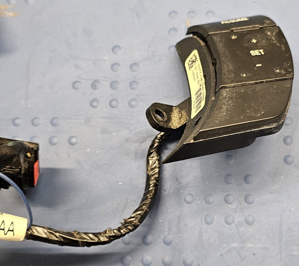 05-11 CROWN VICTORIA GRAND MARQUIS STEERING COLUMN WHEEL CRUISE SWITCH ASSEMBLY