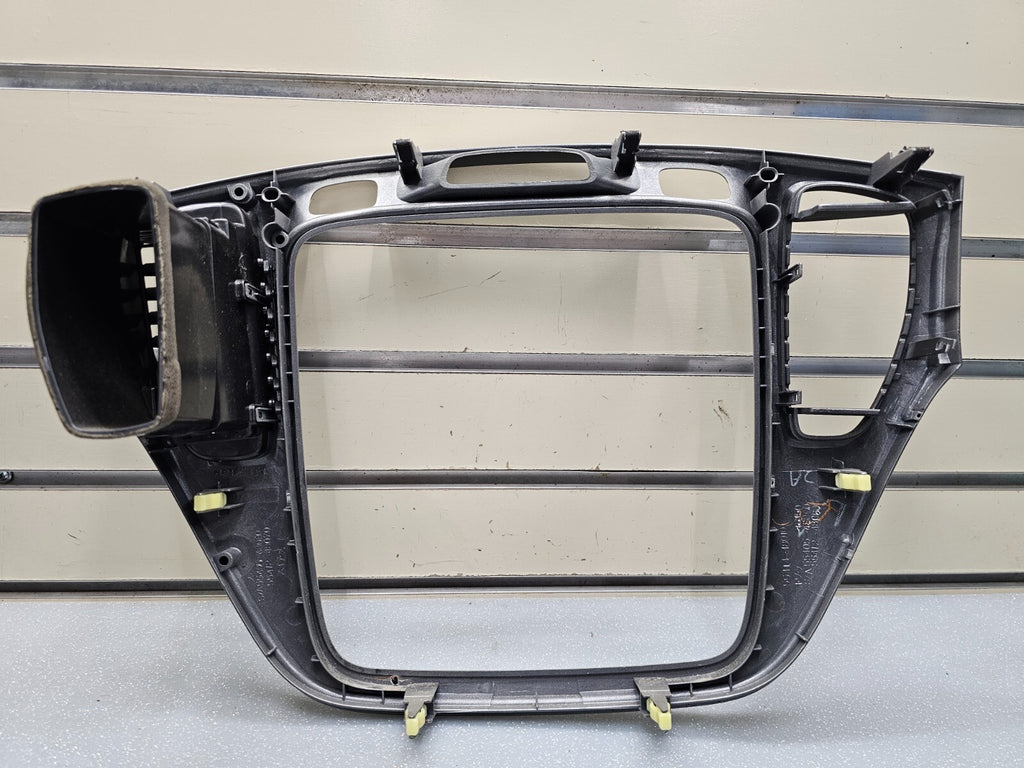01-07 TOYOTA HIGHLANDER CENTER DASH RADIO CLIMATE TRIM SURROUND BEZEL SILVER B66