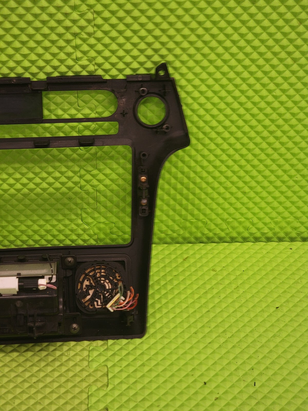 01-04 Nissan Pathfinder INFINITI QX4 Dash Radio BEZEL Center Trim BLACK B19
