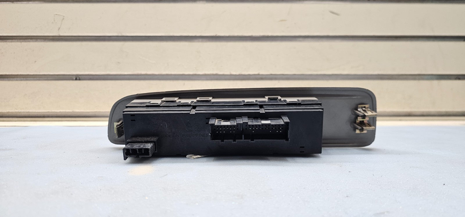 🔥02-05 GMC ENVOY PASSENGER WINDOW SWITCH BEZEL DARK GRAY OEM