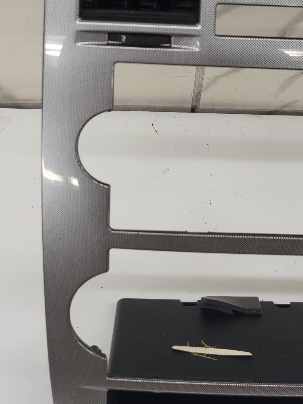 05-07 CHRYSLER 300 RADIO BEZEL CENTER AIR VENTS Storage CARBON SILVER B16