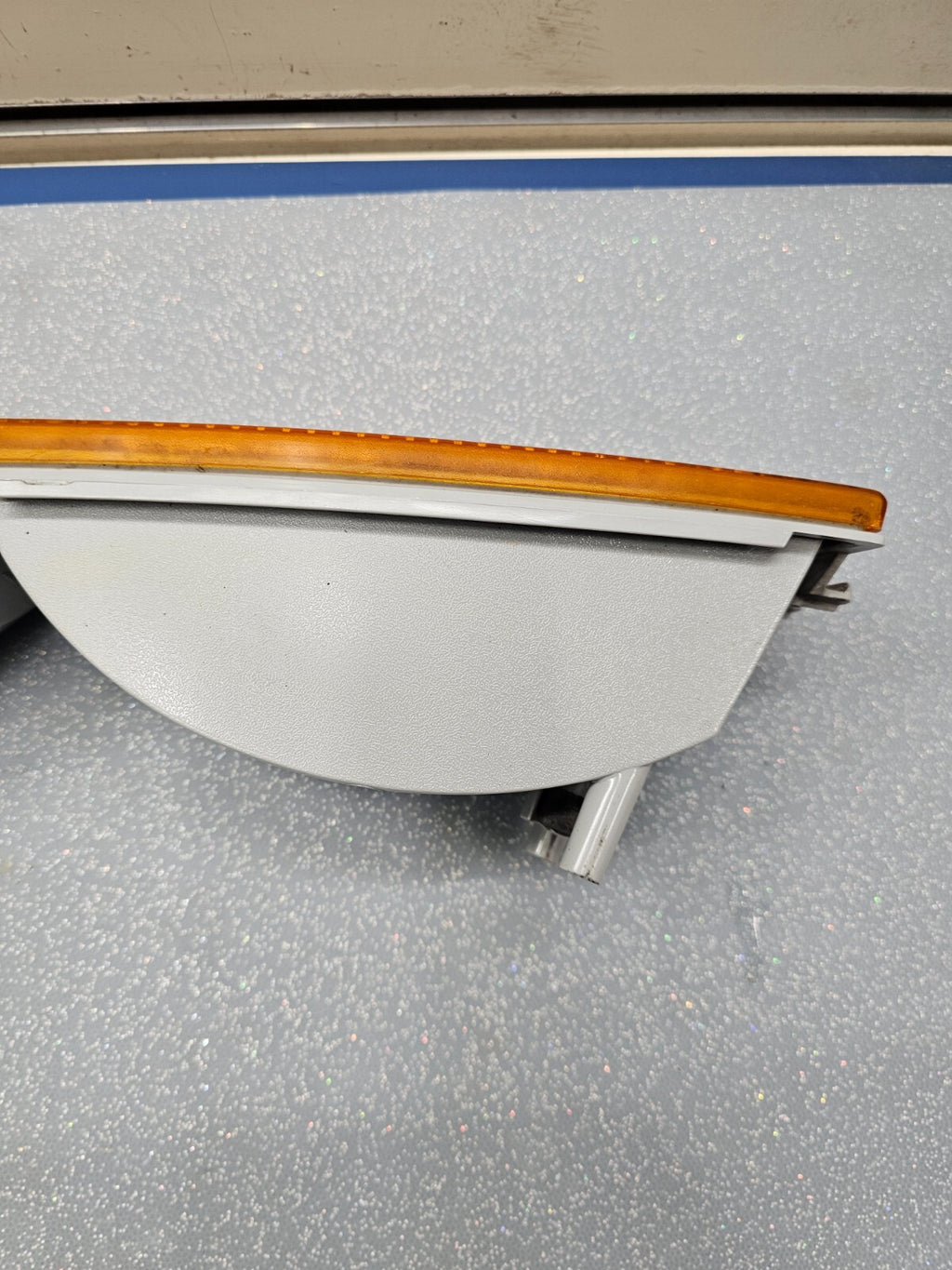 03-21EXPRESS SAVANA Passenger RIGHT Turn Signal Parking Light Amber Lens Housing