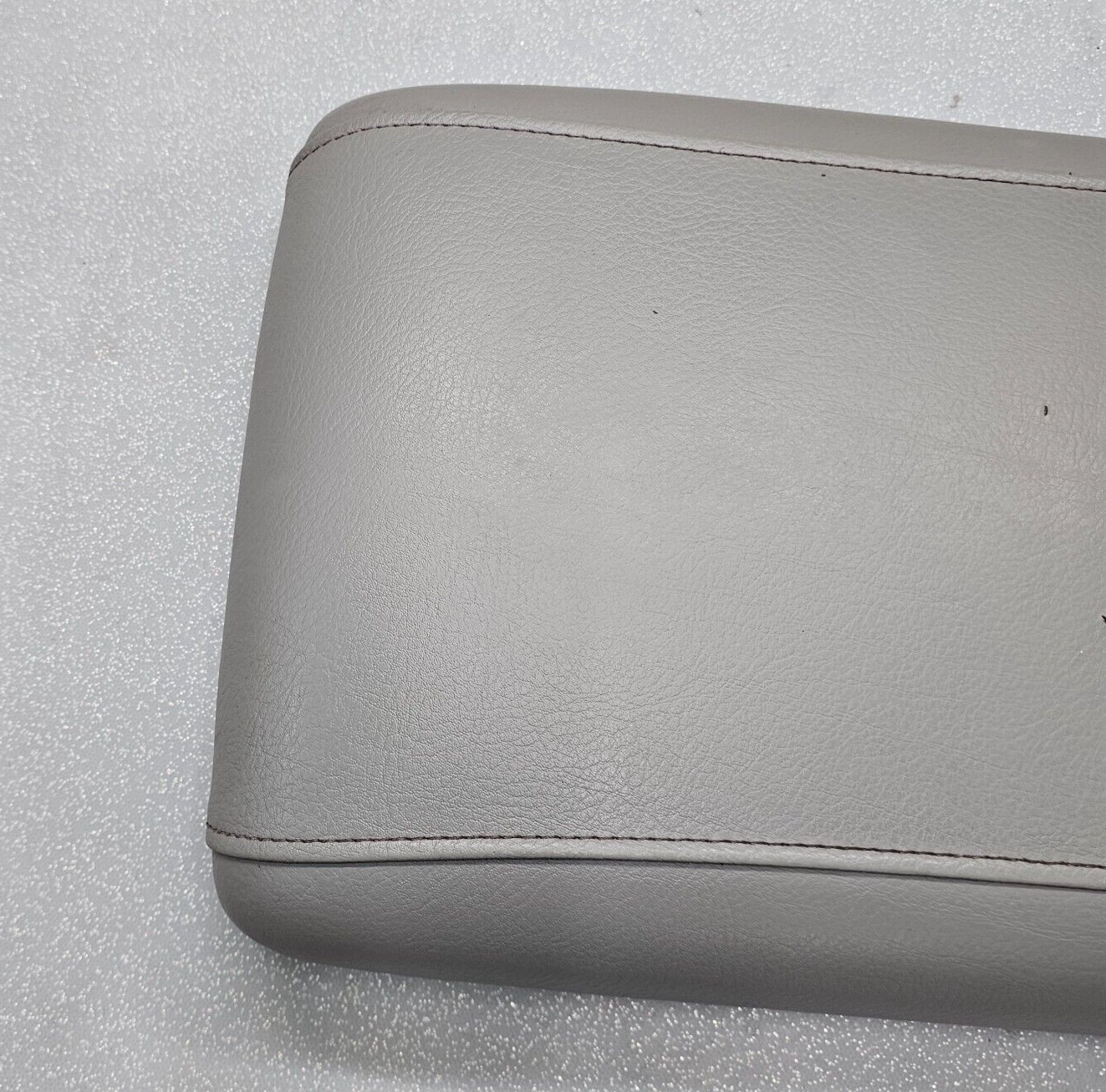 03-06 EXPEDITION Center Console Arm Rest Storage Cover Top Pad Lid Assembly Gray