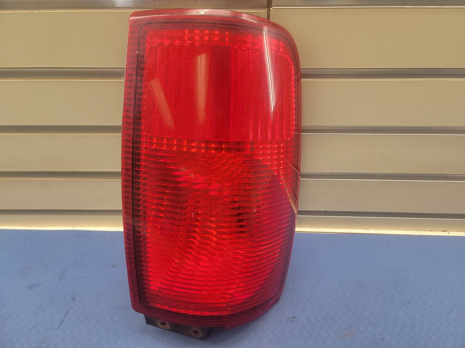 🔥1998-2000 Lincoln Navigator Right passenger Tail Light Lamp Outer Assembly