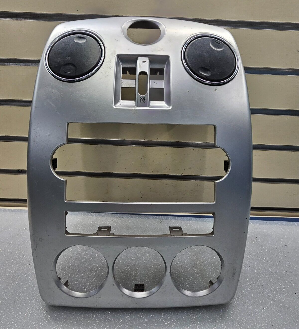 06-10 Chrysler PT Cruiser Radio Bezel Climate Control Trim Dash Panel Vents B44
