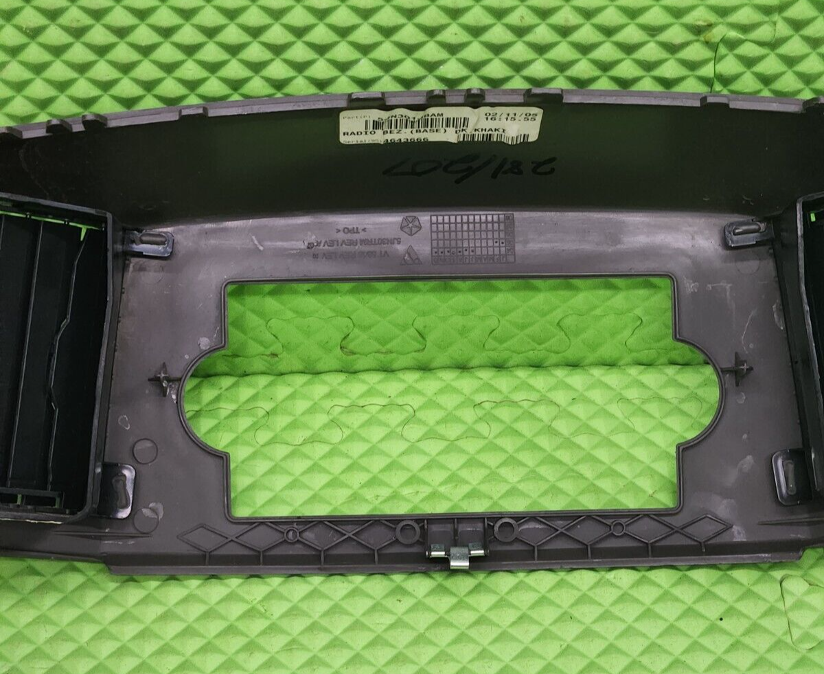 🔥2005-2007 Jeep Grand Cherokee RADIO TRIM BEZEL W VENTS Dark Gray B30