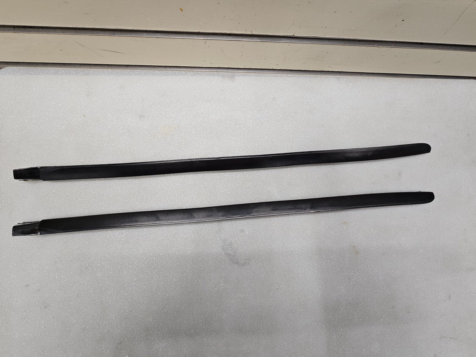 05-10CHRYSLER 300 CHARGER MAGNUM LEFT &RIGHT WINDSHIELD SRT8 SRT PILLAR MOLDING