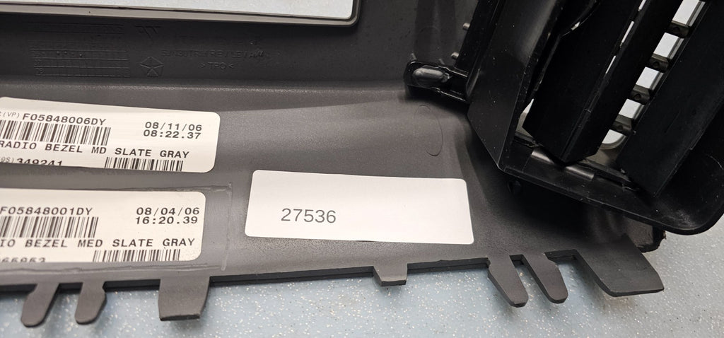 🔥2005-2007 Jeep Grand Cherokee Dash RADIO TRIM BEZEL W VENTS Gray B30