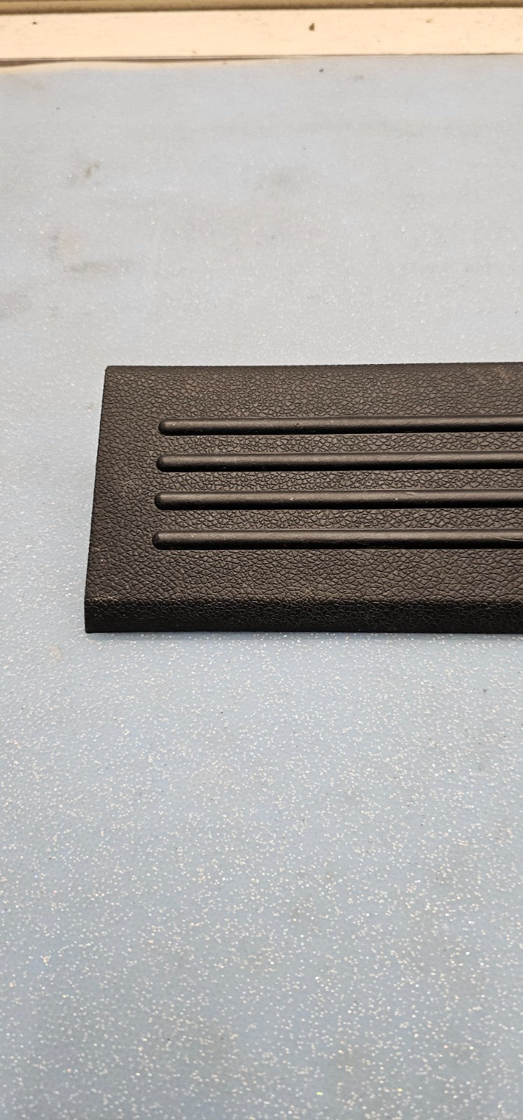 🔥07-14 SILVERADO SIERRA LEFT FRONT CREW CAB DOOR SILL SCUFF PLATE TRIM BLACK