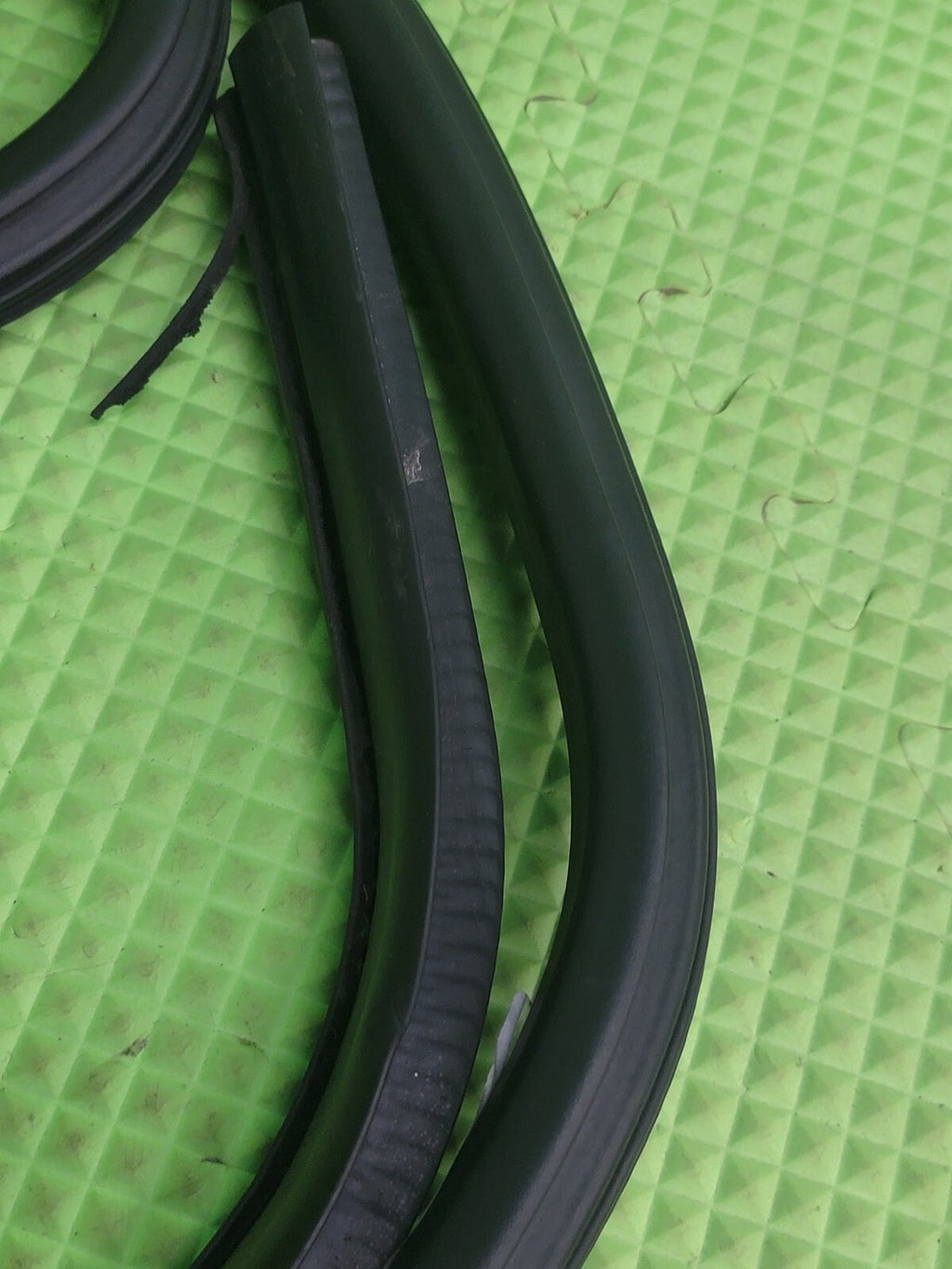 🔥07-14 Chevrolet Tahoe Rear Front Right Passenger Door Weatherstrip Seal Black