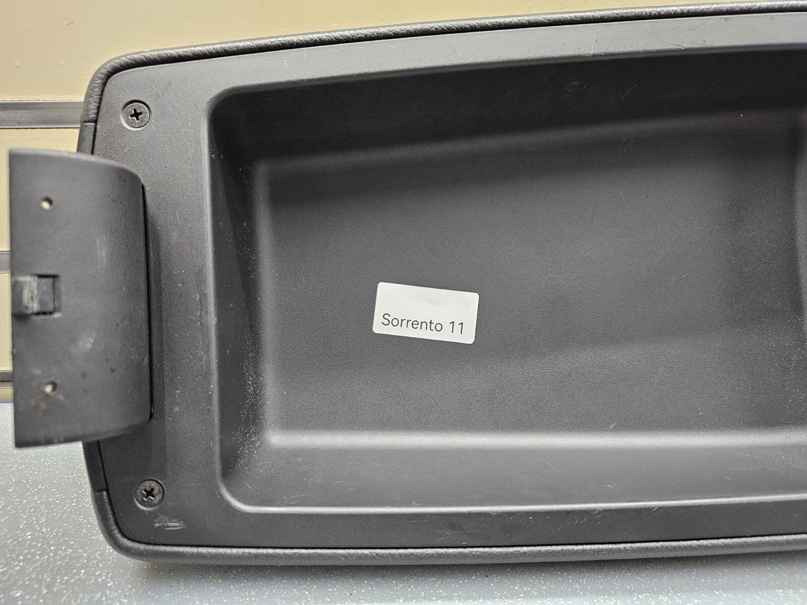 🔥10-13 Kia Sorento Console Lid Cover Leather Top Pad Armrest Assembly Black OEM