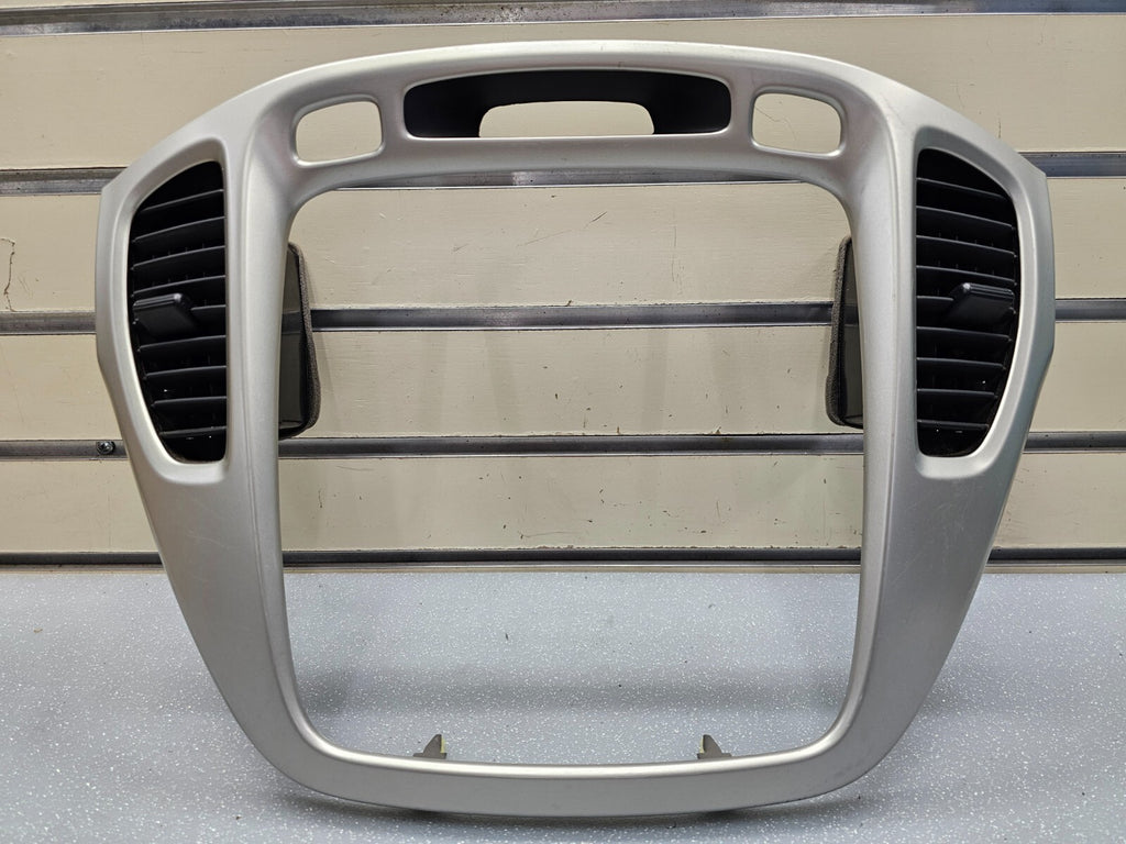 01-07 TOYOTA HIGHLANDER CENTER DASH RADIO CLIMATE TRIM SURROUND BEZEL SILVER B66