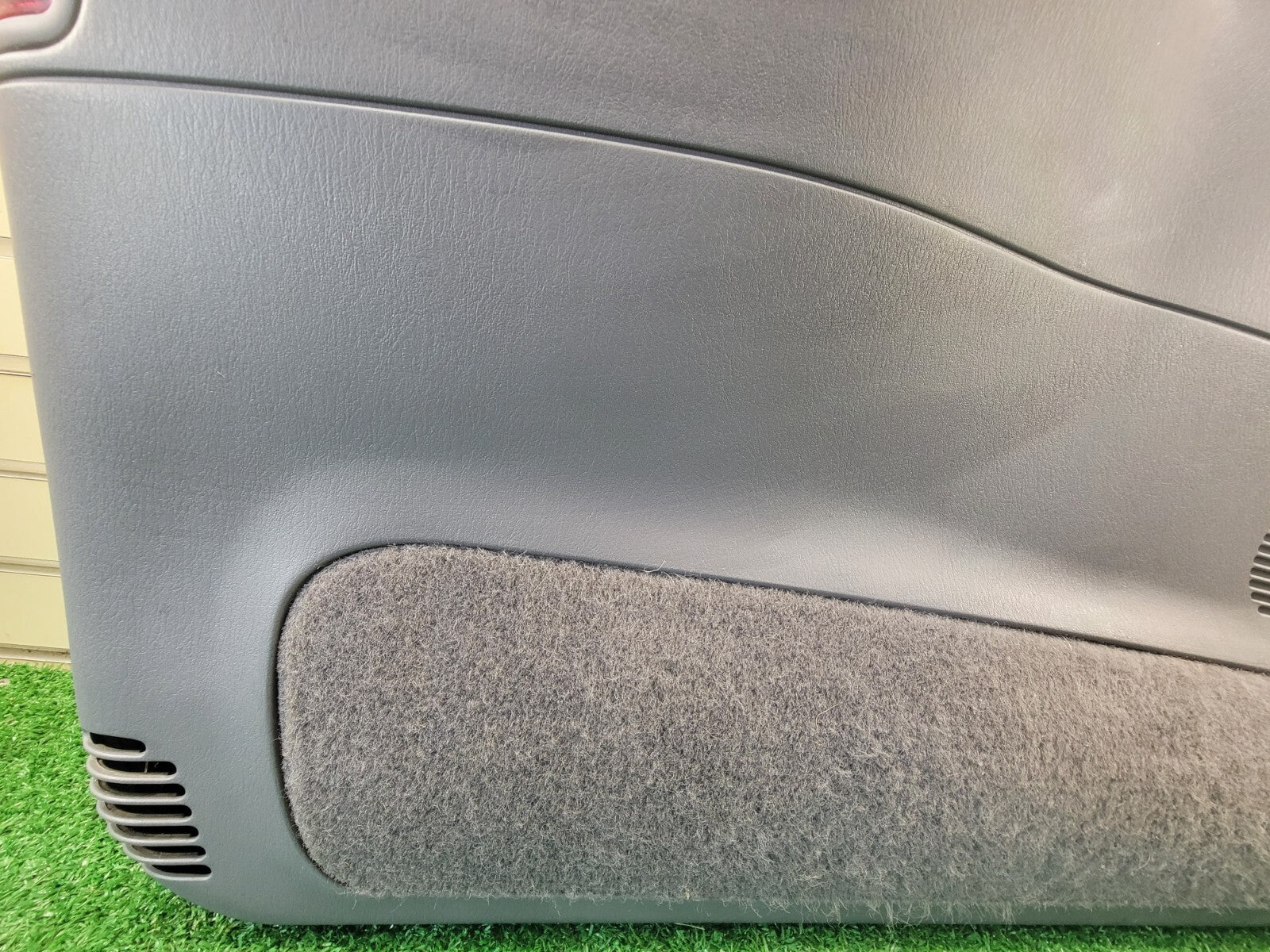 🔥96 - 00 CARAVAN VOYAGER TOWN & COUNTRY LEFT FRONT DOOR PANEL GRAY