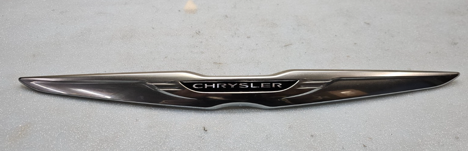 11-14 CHRYSLER 200 REAR TRUNK DECK DOOR EMBLEM BADGE LID NAMEPLATE LOGO MOLDING