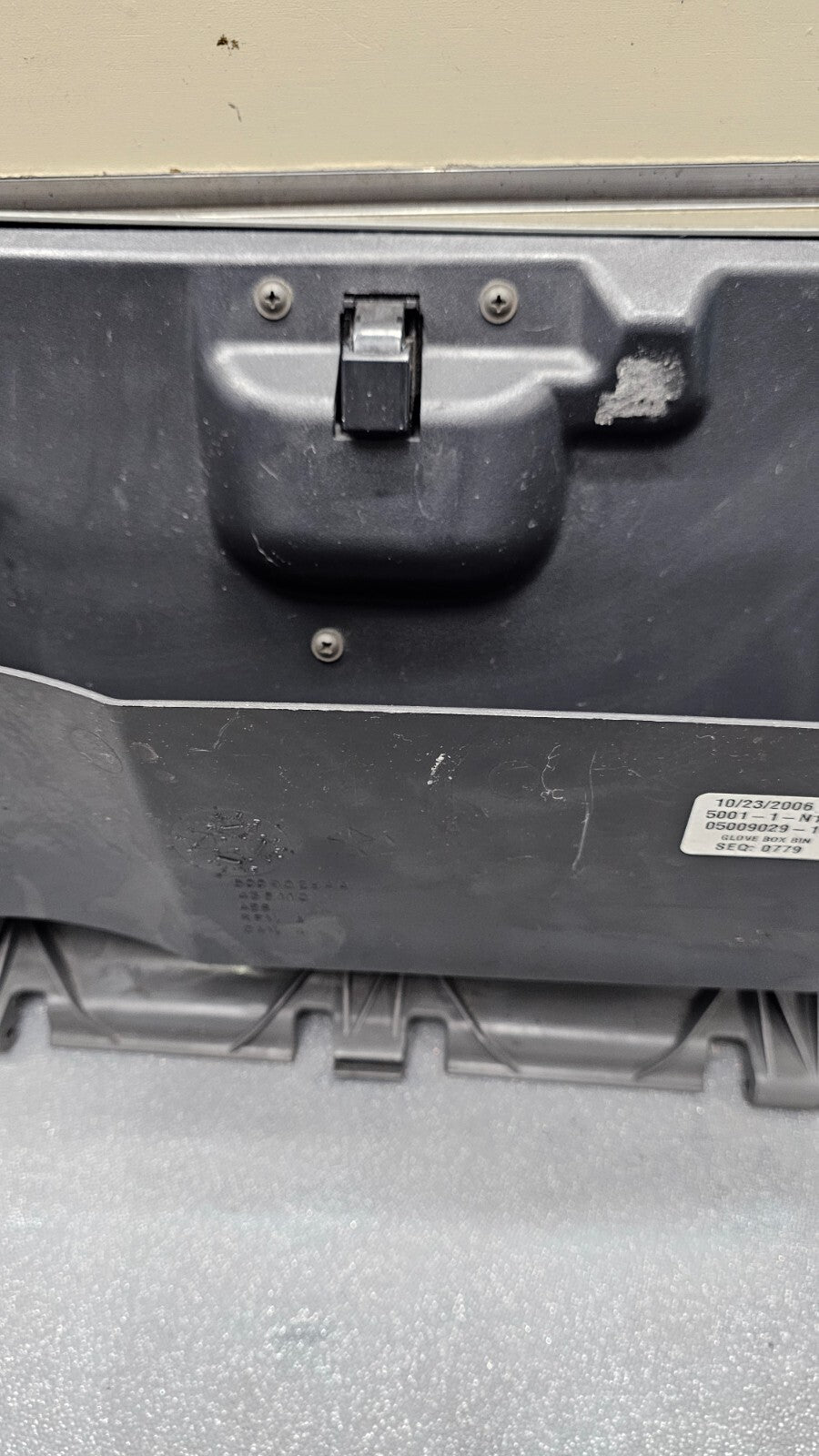 🔥01-07 CARAVAN TOWN COUNTRY VOYAGER DASH GLOVE BOX COMPARTMENT ASSEMBLY GRAY