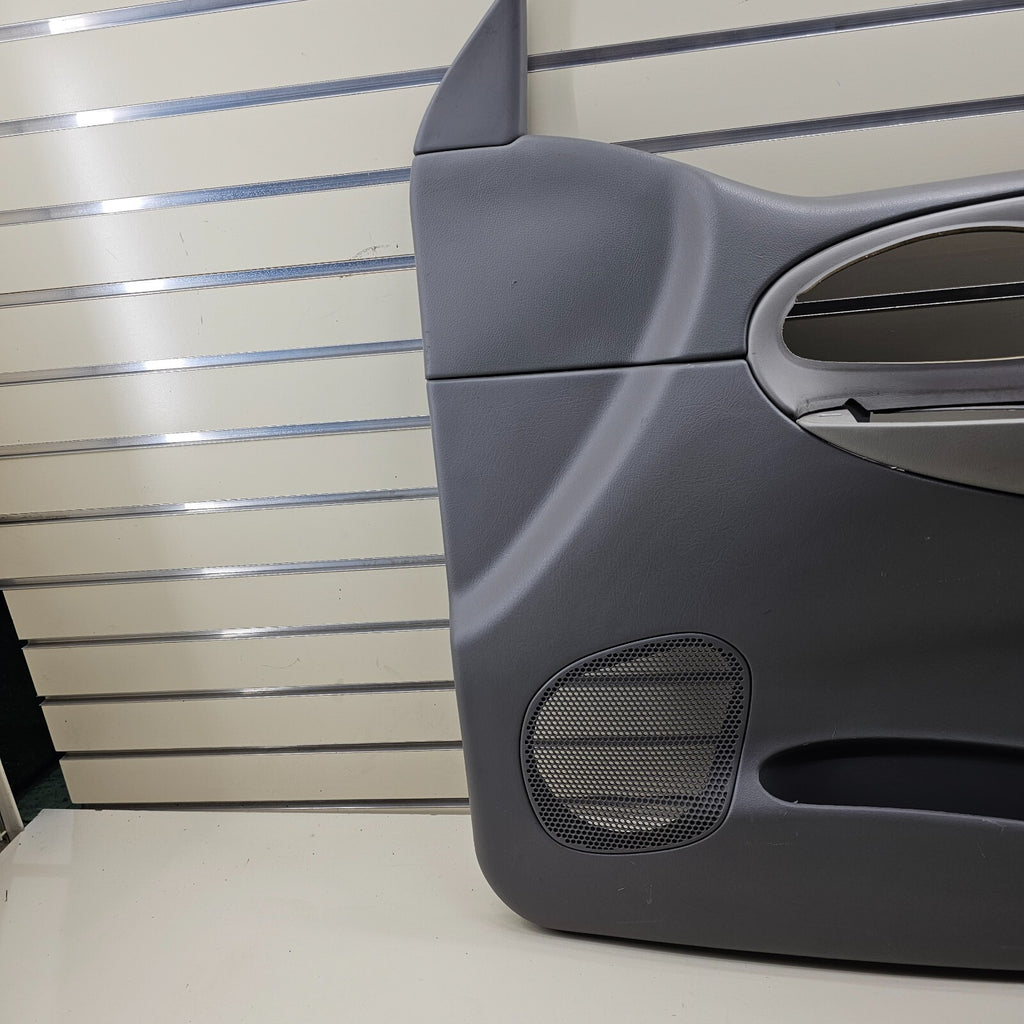 02-09 CHEVY TRAILBLAZER Door Panel  FrontRIGHT Passenger armrest GRAY -silver D8