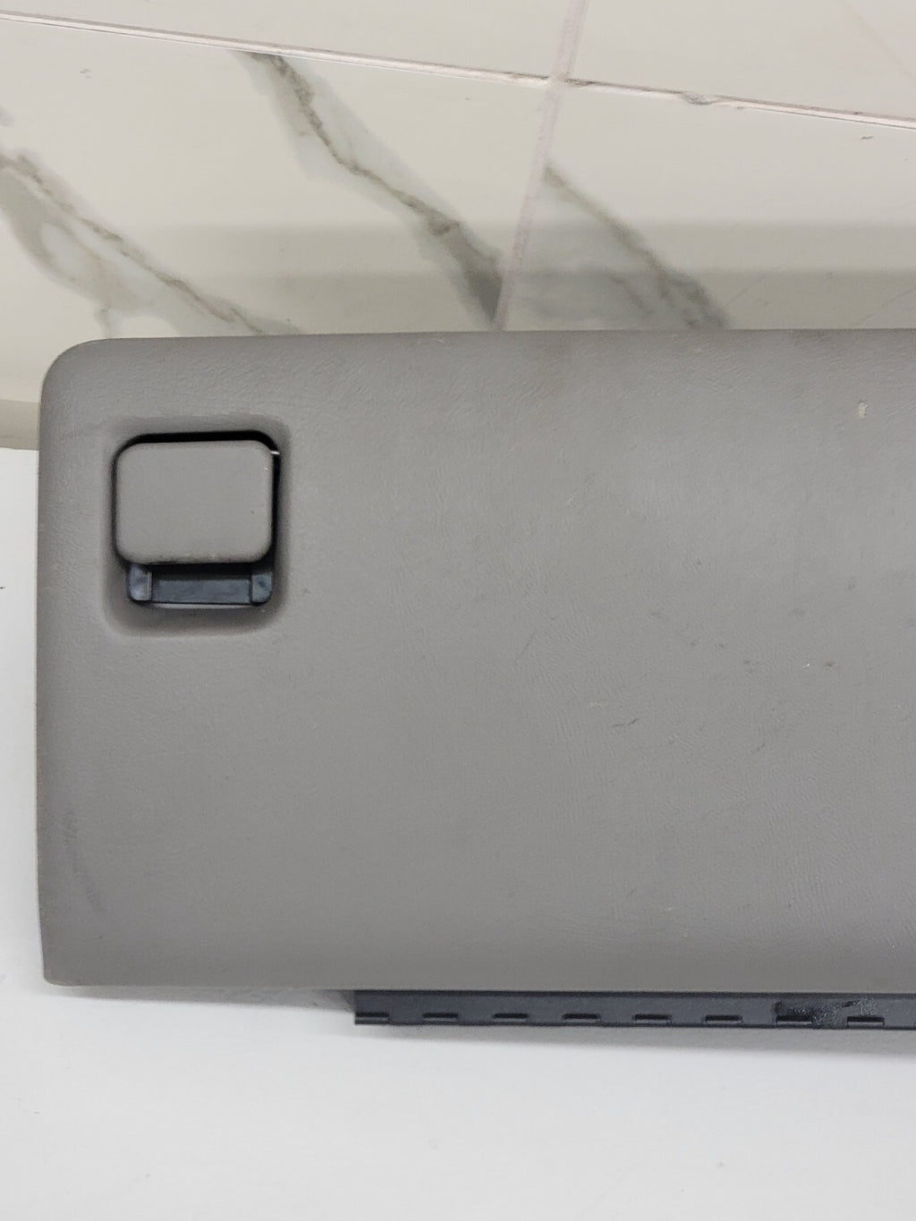 2002-2006 CADILLAC ESCALADE GLOVE BOX  DASH STORAGE COMPARTMENT OE LIGHT GRAY G9
