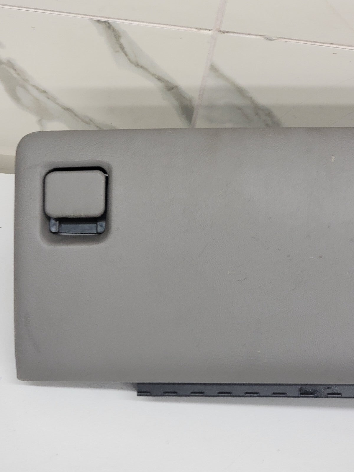 2002-2006 CADILLAC ESCALADE GLOVE BOX  DASH STORAGE COMPARTMENT OE LIGHT GRAY G9