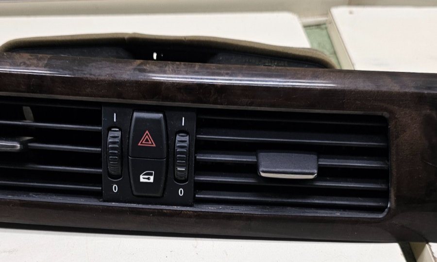 04-10 BMW 525i 528i Dash Center AC Air Vent Heater Grille Trim Panel Bezel Wood